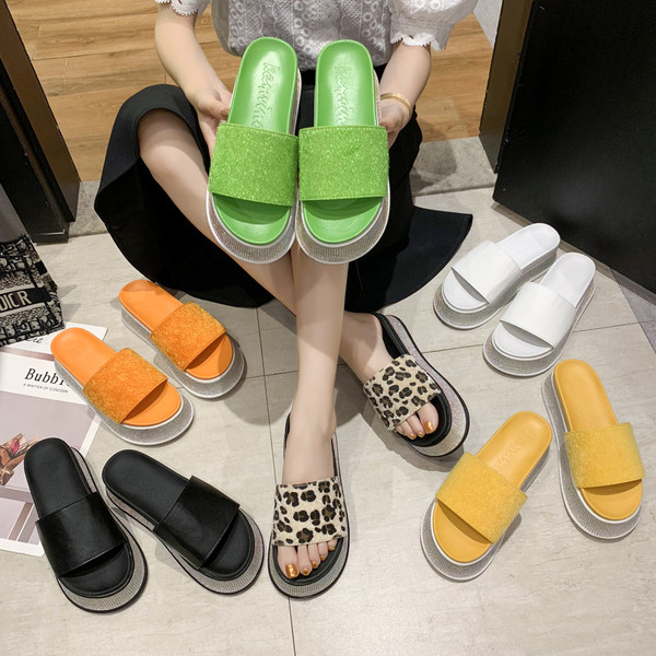 Modern női papucs magas talppal