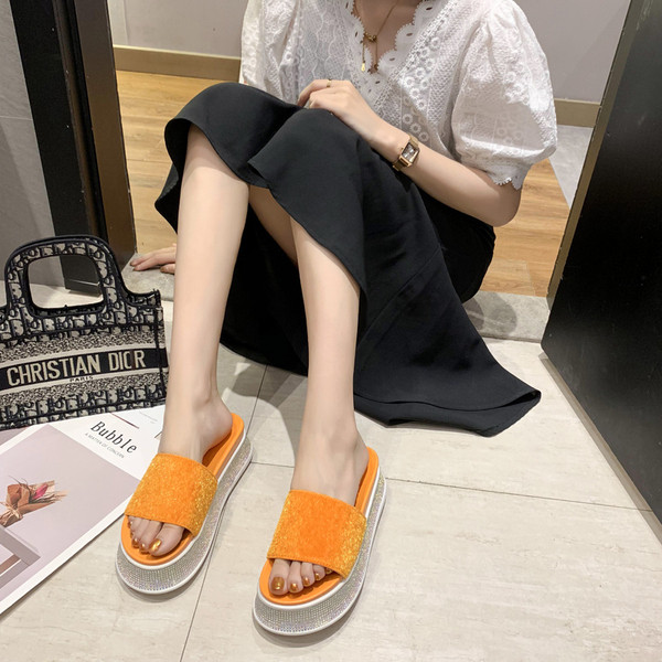 Modern női papucs magas talppal