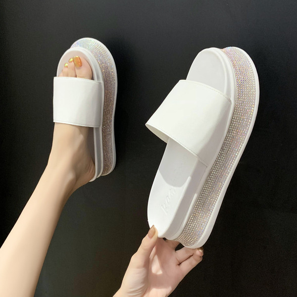 Modern női papucs magas talppal