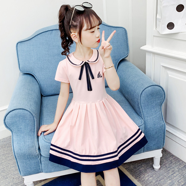 Modern gyerekruha hímzéssel és gallérral szalaggal