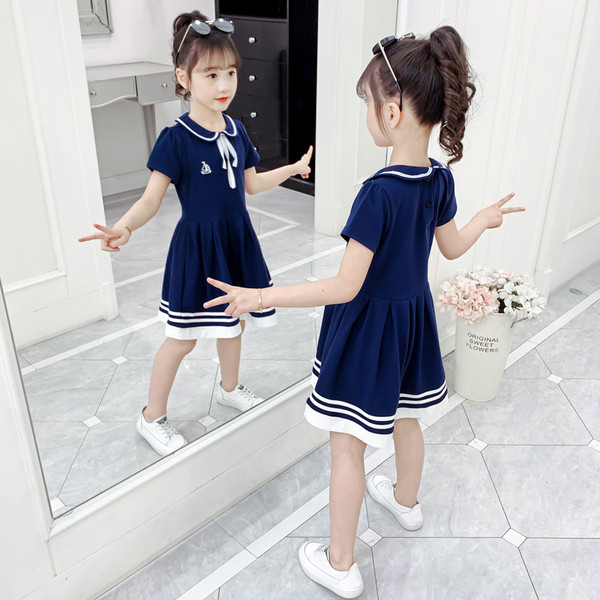 Modern gyerekruha hímzéssel és gallérral szalaggal