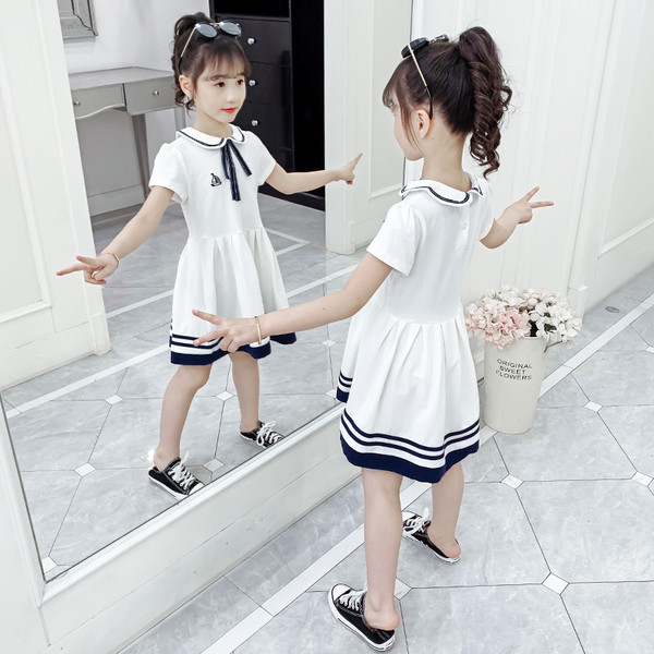 Modern gyerekruha hímzéssel és gallérral szalaggal