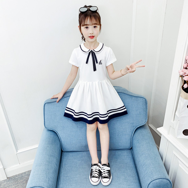 Modern gyerekruha hímzéssel és gallérral szalaggal