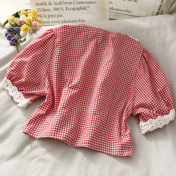 Kockás női ing csipkével és spitz nyakkivágással