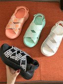 Női magas sarkú szandál, kereszt pántok és feliratok