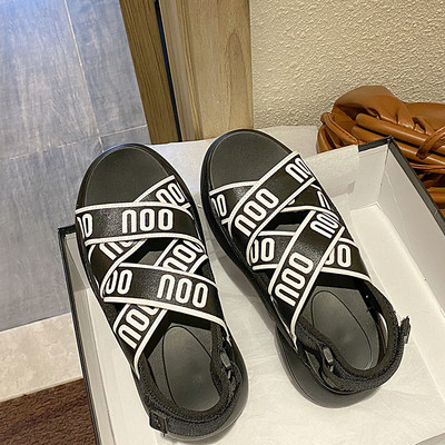 Női magas sarkú szandál, kereszt pántok és feliratok