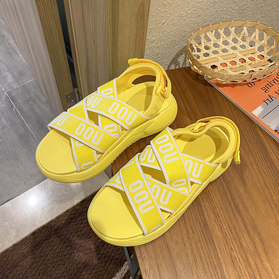 Női magas sarkú szandál, kereszt pántok és feliratok