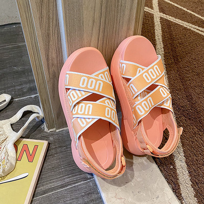 Női magas sarkú szandál, kereszt pántok és feliratok