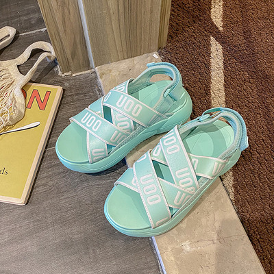 Női magas sarkú szandál, kereszt pántok és feliratok