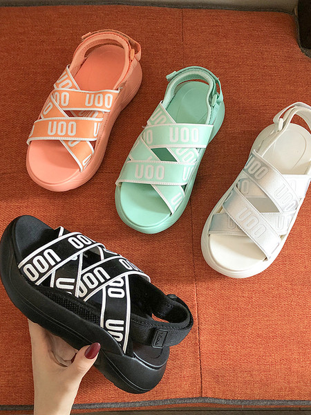 Női magas sarkú szandál, kereszt pántok és feliratok