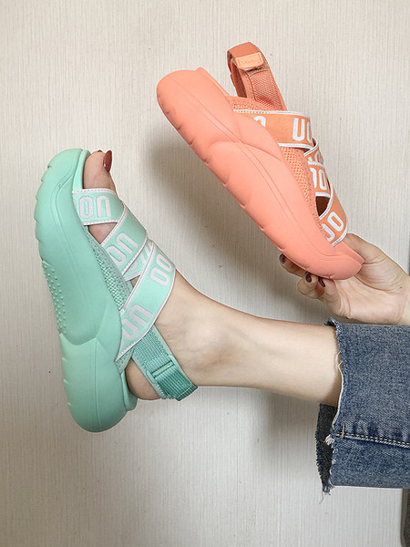 Női magas sarkú szandál, kereszt pántok és feliratok