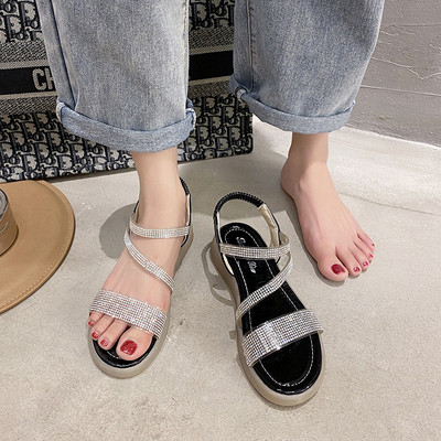 Aktuális női szandál lapos talppal és kövekkel