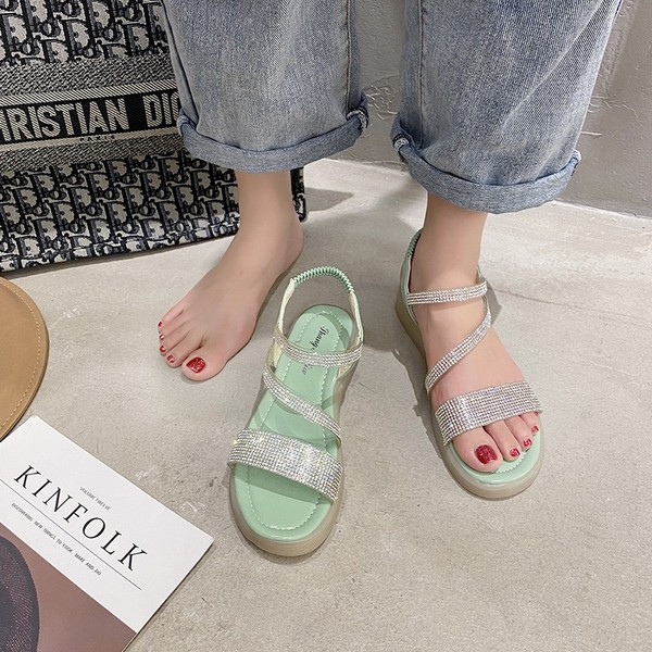 Aktuális női szandál lapos talppal és kövekkel