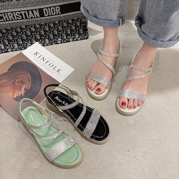 Aktuális női szandál lapos talppal és kövekkel