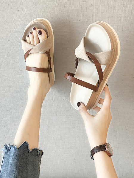 Bézs színű, magas talpú női papucs