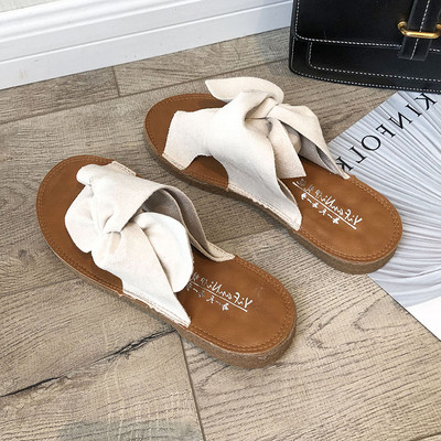 Modern női papucs lapos talppal, dekoratív csomóval