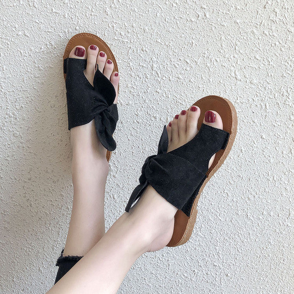 Modern női papucs lapos talppal, dekoratív csomóval