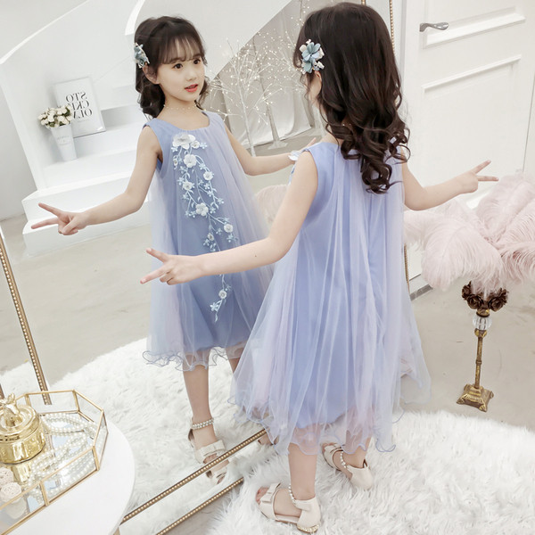 Modern gyerekruha tüllel és hímzéssel