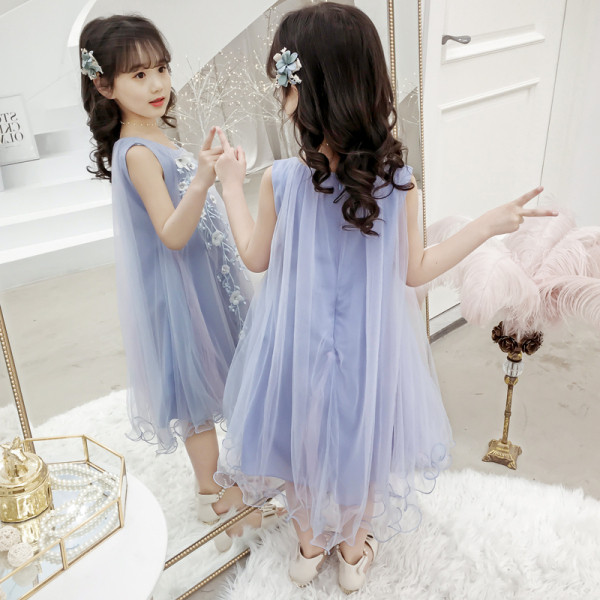 Modern gyerekruha tüllel és hímzéssel