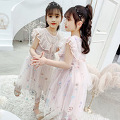 Moderna bērnu kleita ar volāniem un izšuvumiem