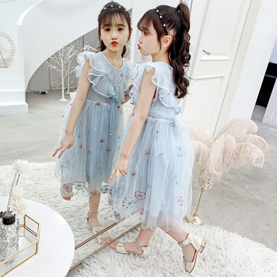 Moderna bērnu kleita ar volāniem un izšuvumiem