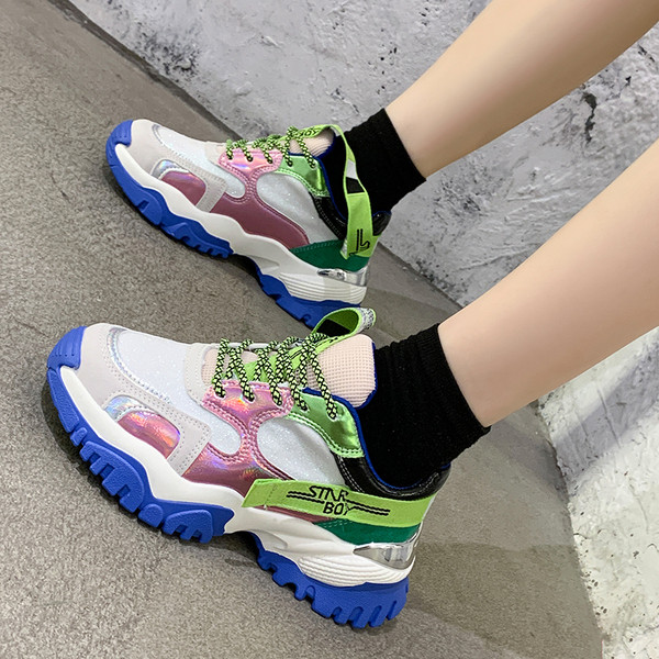 Női tornacipő új modellje színes gumitalppal