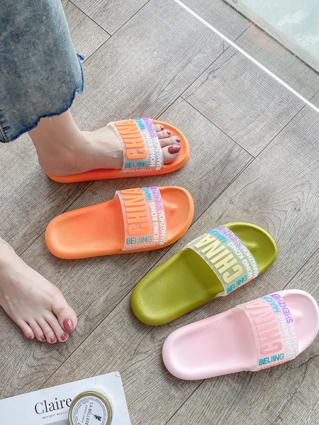 Csúszásmentes női papucs lapos talppal, feliratokkal