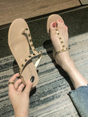 Stiilsed metallelementidega naiste sussid üle varba