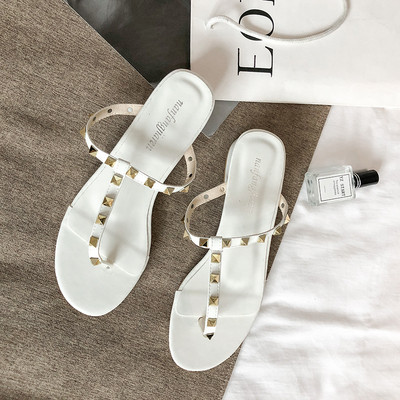 Stiilsed metallelementidega naiste sussid üle varba