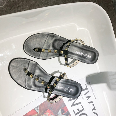 Stiilsed metallelementidega naiste sussid üle varba