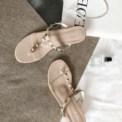 Stiilsed metallelementidega naiste sussid üle varba