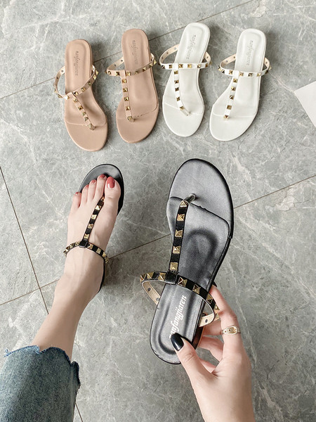 Stiilsed metallelementidega naiste sussid üle varba