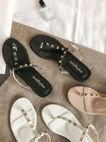 Stiilsed metallelementidega naiste sussid üle varba