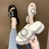 Modern női papucs durva talppal, fém csattal