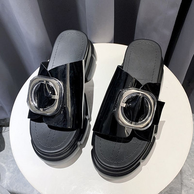 Modern női papucs durva talppal, fém csattal