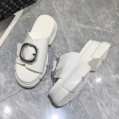 Modern női papucs durva talppal, fém csattal