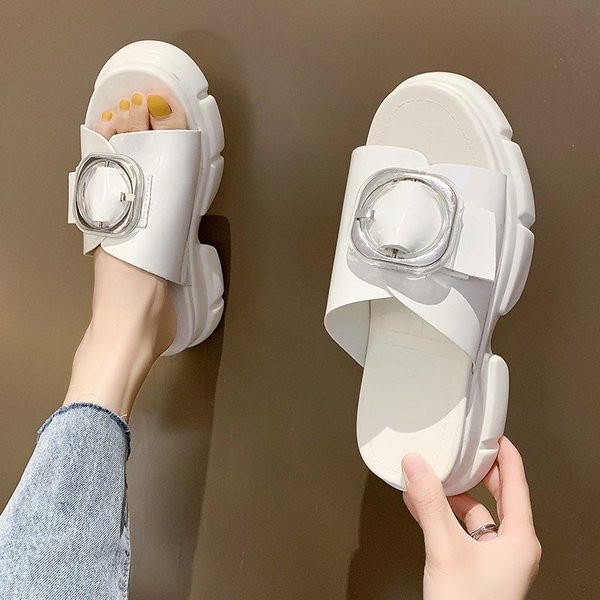 Modern női papucs durva talppal, fém csattal