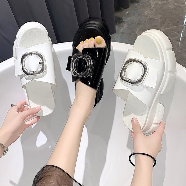 Modern női papucs durva talppal, fém csattal