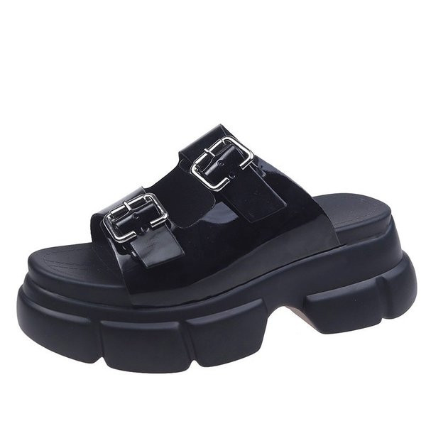 Modern női papucs durva talppal, fém csattal