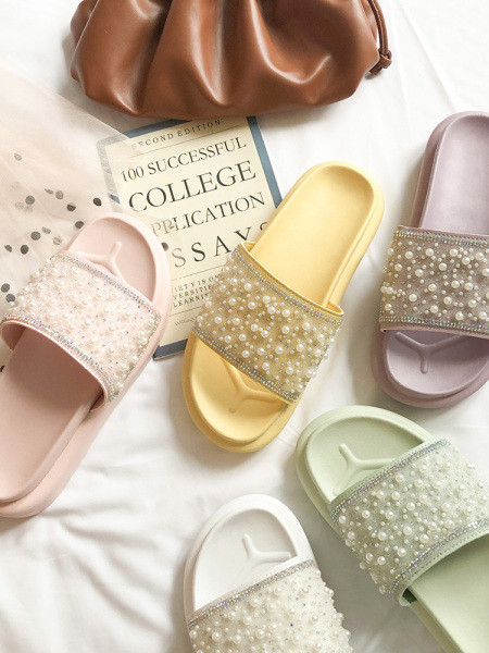 Aktuális női papucs lapos talppal és gyöngyökkel