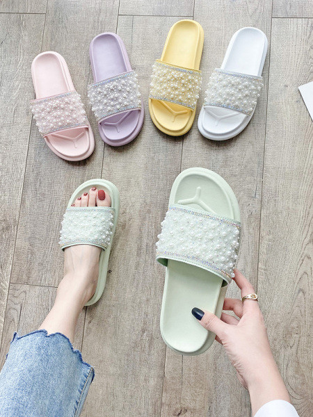 Aktuális női papucs lapos talppal és gyöngyökkel