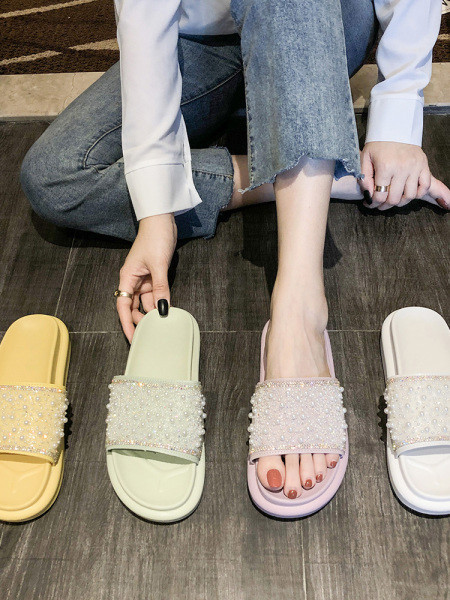 Aktuális női papucs lapos talppal és gyöngyökkel