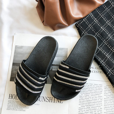 Női hétköznapi papucs lapos talppal és kövekkel