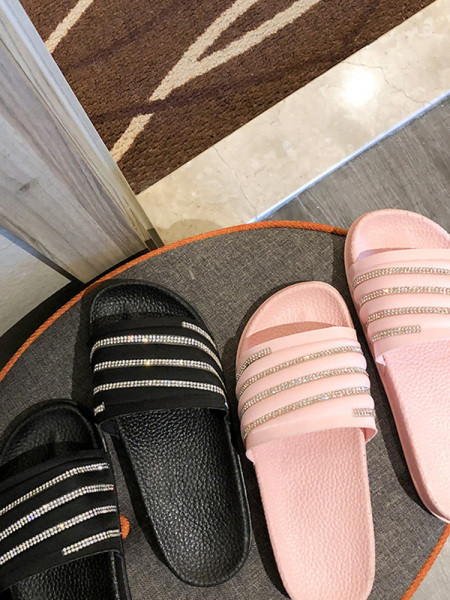 Női hétköznapi papucs lapos talppal és kövekkel