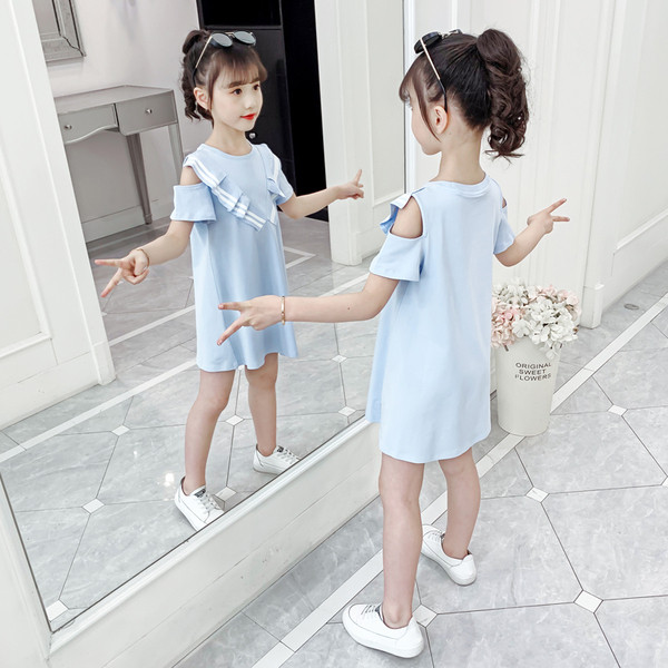 Modern gyerekruha csupasz vállakkal és ovális nyakkivágással