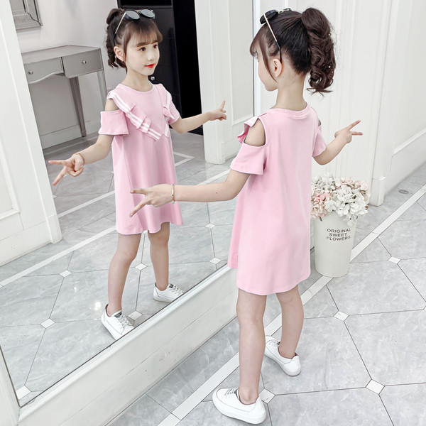 Modern gyerekruha csupasz vállakkal és ovális nyakkivágással