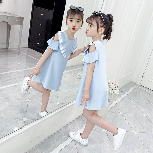 Modern gyerekruha csupasz vállakkal és ovális nyakkivágással