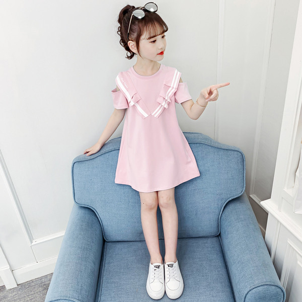 Modern gyerekruha csupasz vállakkal és ovális nyakkivágással