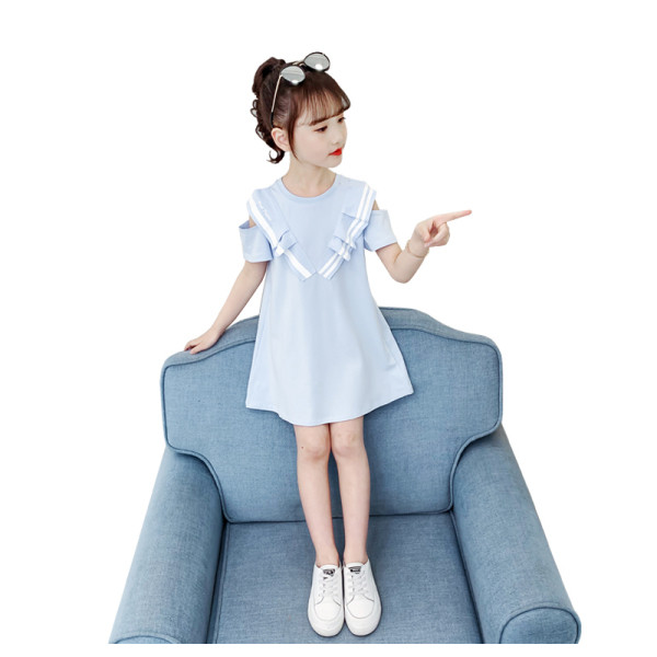 Modern gyerekruha csupasz vállakkal és ovális nyakkivágással