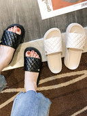 Aktuālās sieviešu čības ar augstām zolēm un metāla apdari